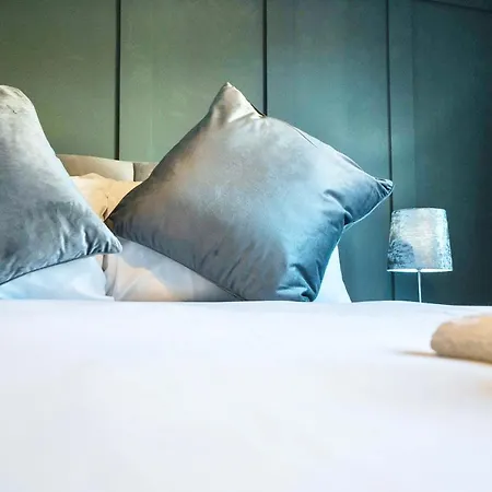 Westbourne Villas Suite 2 *