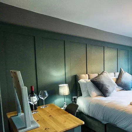 Westbourne Villas Suite 2 *